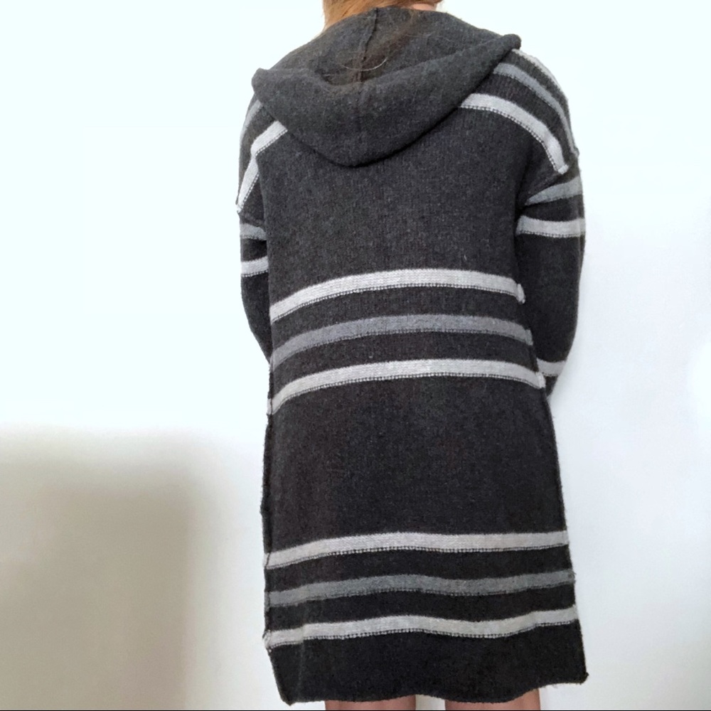 Tahari Gray Striped Cardigan Duster Size Medium - Picture 4 of 8